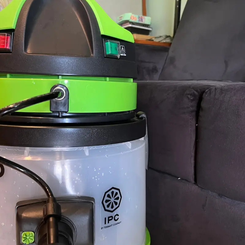 Equipamento extrator IPC usado pela ZClean em estofados